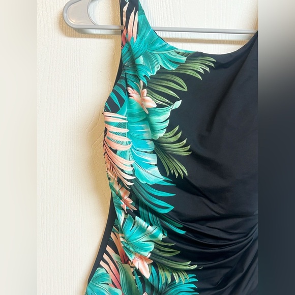 Lands’ End Women’s Tummy Control One Piece Tropical Swimsuit Size 12 - Picture 4 of 8